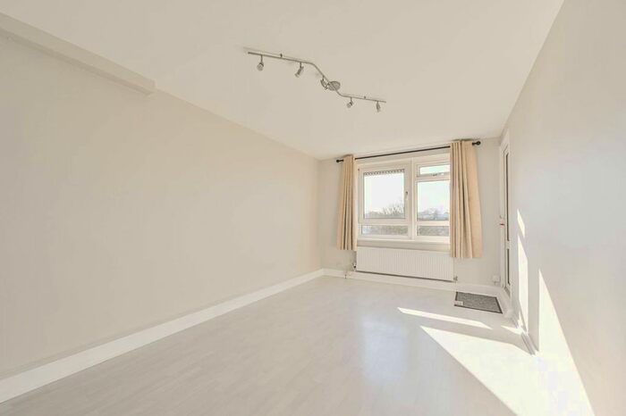 3 Bedroom Flat For Sale In Hydethorpe Road, Balham, London, SW12