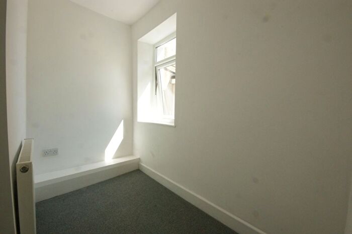 2 Bedroom Flat To Rent In Church Street, Paignton, TQ3