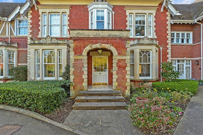 3 Bedroom Flat For Sale In Massetts Road, Horley, Surrey, RH6