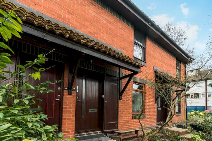 2 Bedroom Flat To Rent In Grovelands Close, Denmark Hill, Camberwell, London, SE5