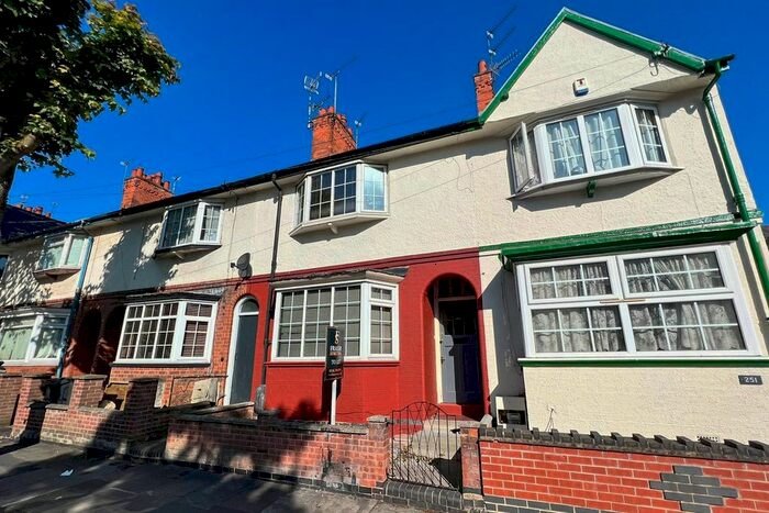 5 Bedroom Town House To Rent In Fosse Road South, Leicester, LE3