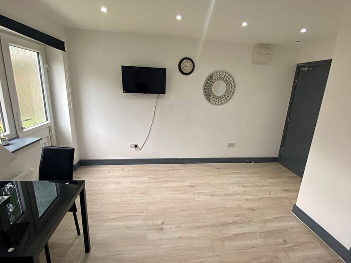 Studio To Rent In Fawns Manor Road, Feltham, TW14