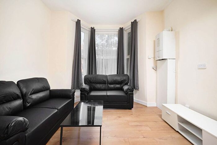 3 Bedroom Flat To Rent In Woodlands Road, Ilford, London, IG1