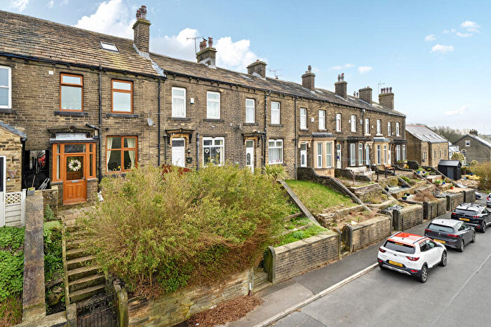 3 Bedroom Terraced House For Sale In Cliffe Terrace, Bradford, BD13