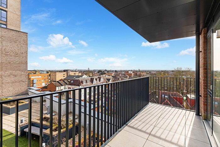 2 Bedroom Flat For Sale In Bell Road, Hounslow, TW3