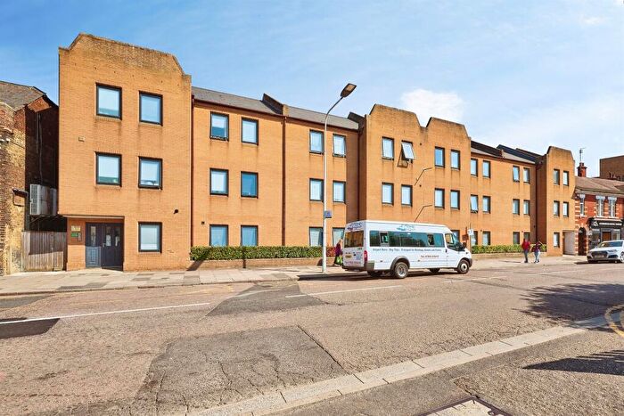2 Bedroom Flat For Sale In Lincoln Road, Peterborough, PE1