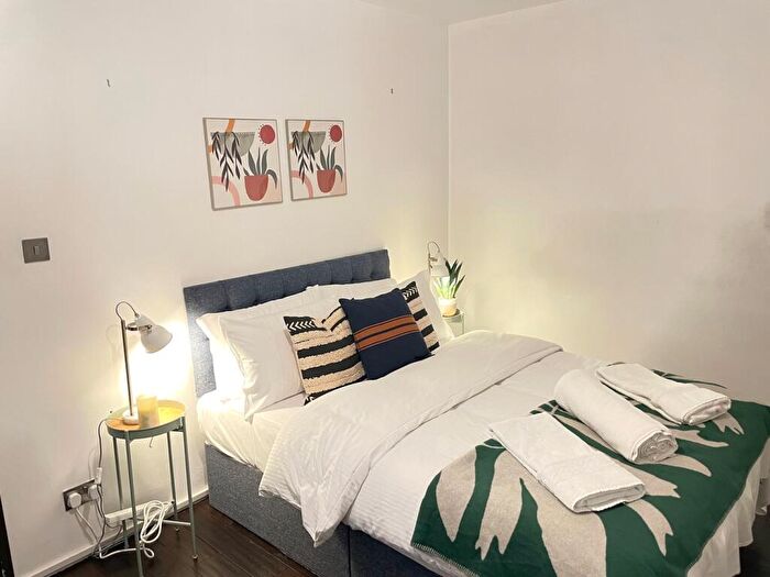 2 Bedroom House To Rent In Carlyle Mews, London, E1