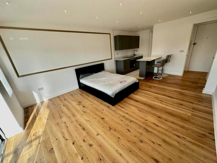Studio To Rent In Goldhawk Road, London, W12