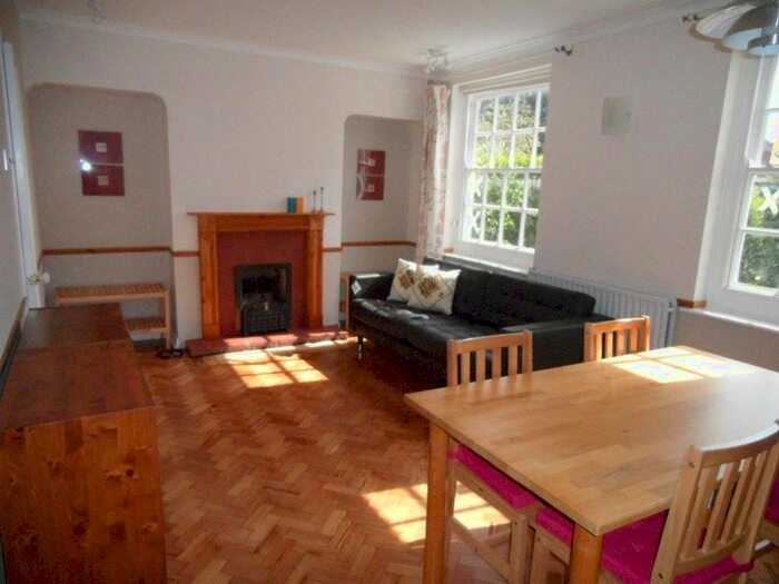 3 Bedroom Semi-Detached House To Rent In Saxon Drive, London, W3