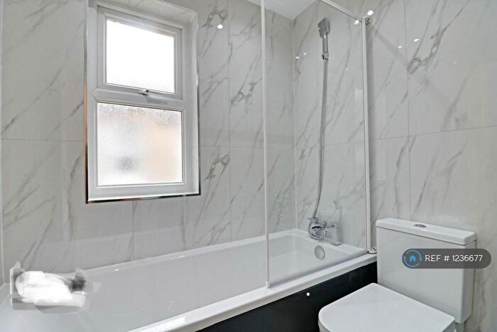 3 Bedroom Flat To Rent In Kensal Green, London, NW10