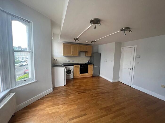 2 Bedroom Flat To Rent In Dalberg Road, London, SW2