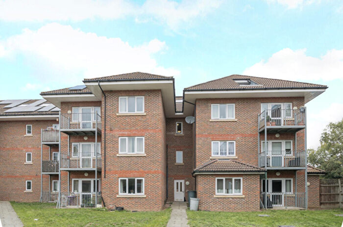 1 Bedroom Flat For Sale In Oakbank Avenue, Walton-On-Thames, Surrey, KT12