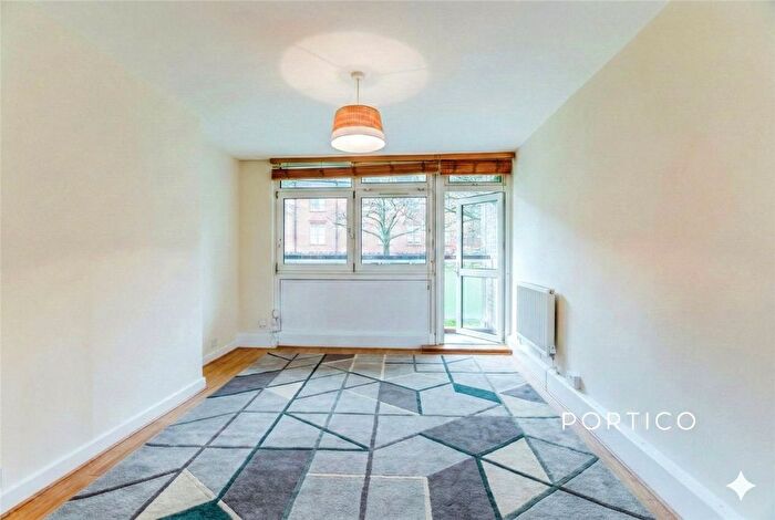 2 Bedroom Flat To Rent In Henty Close, London, SW11