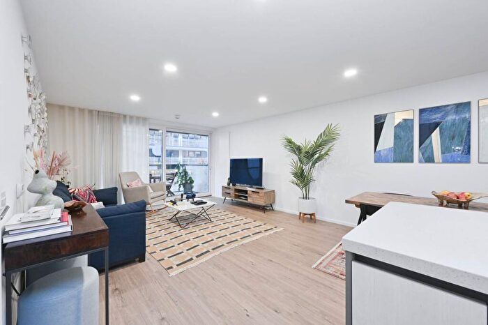 3 Bedroom Flat To Rent In Hertford Road, Hackney, London, N1