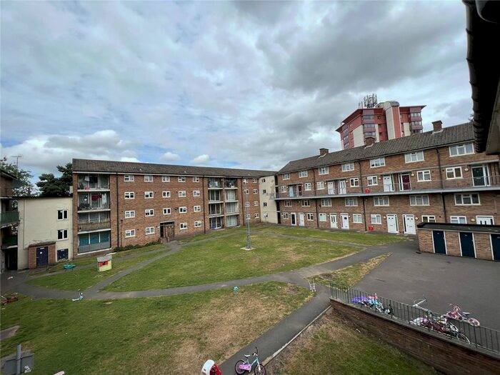 2 Bedroom Flat To Rent In Graiseley Street, Wolverhampton, West Midlands, WV3