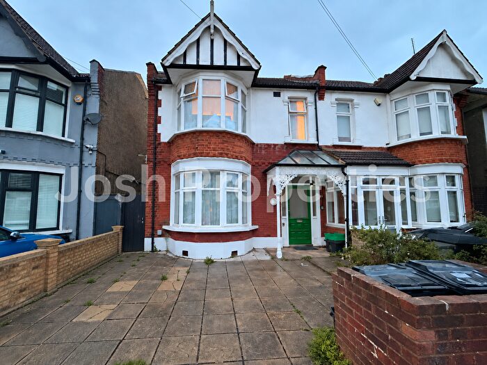 1 Bedroom Flat To Rent In Auckland Road, Ilford, IG1