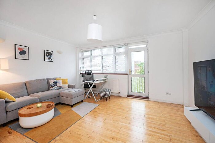 2 Bedroom Maisonette For Sale In Weymouth Terrace, Shoreditch, London, E2
