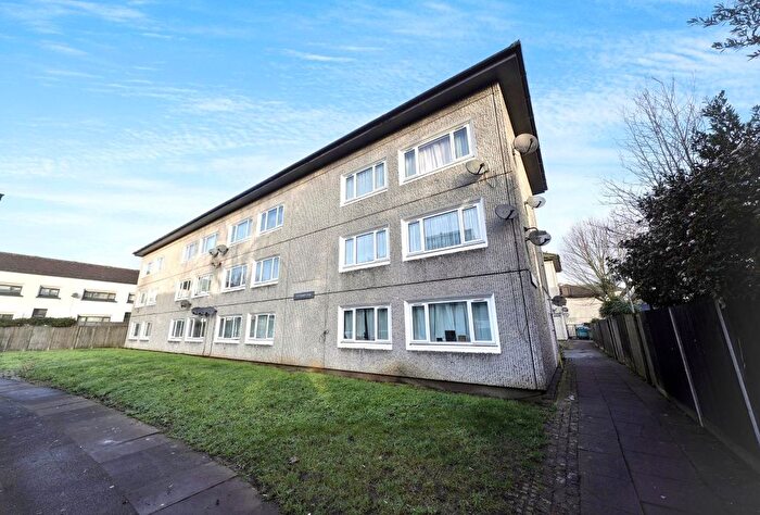 1 Bedroom Flat For Sale In Squirrel Close, Hounslow, TW4