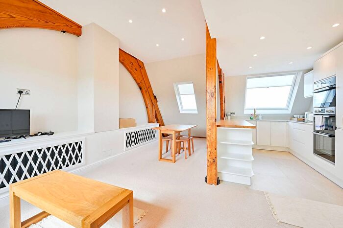 3 Bedroom Flat To Rent In St. Mary's Court, Chiswick, London, W6