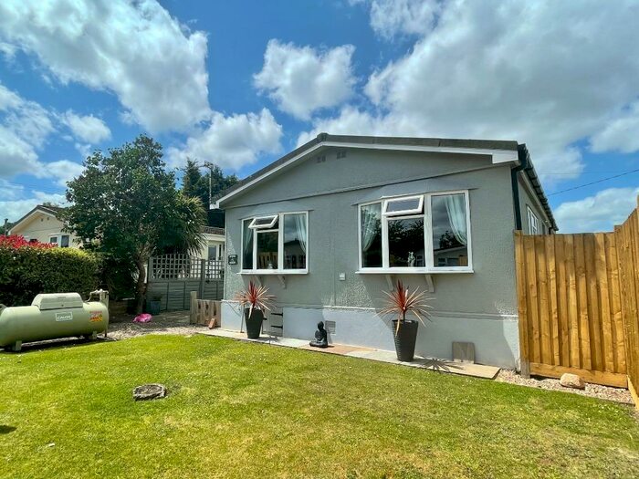 2 Bedroom Park Home For Sale In Lime Close, Thatcham, RG19