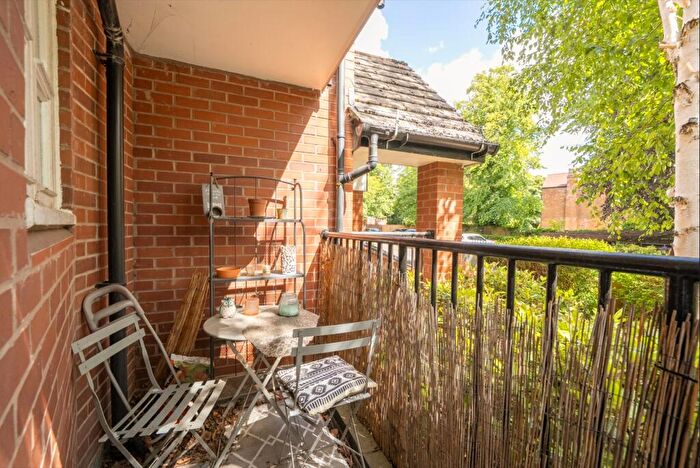 2 Bedroom Flat For Sale In Hagley Road, Birmingham, West Midlands, B17