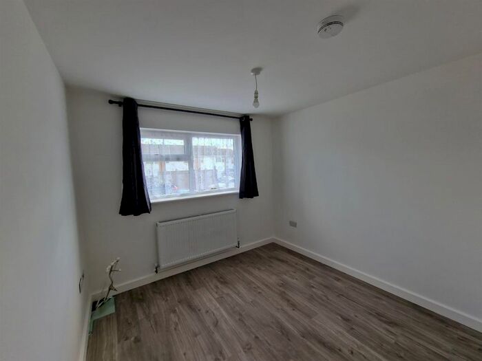 4 Bedroom Flat To Rent In The Promenade, Edgware, HA8