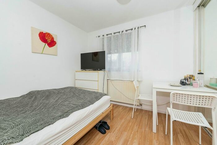2 Bedroom Terraced House For Sale In Chiltern Gardens, Waller Avenue, Luton, Bedfordshire, LU4