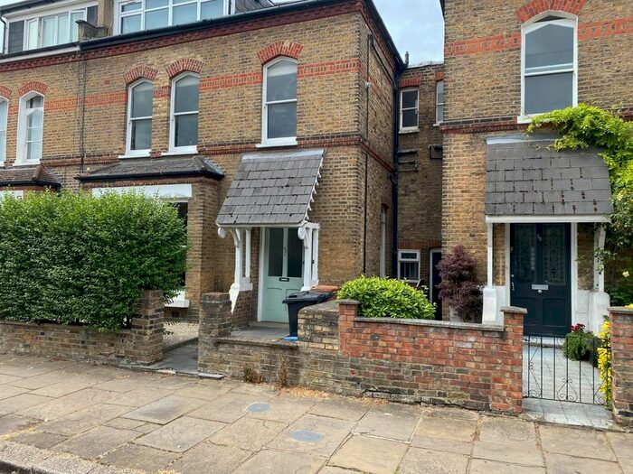 3 Bedroom Flat To Rent In Finsbury Park Road, Finsbury Park, London, N4