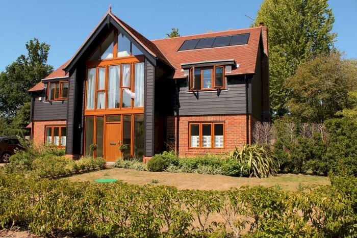 5 Bedroom Detached House To Rent In Sycamore Close, RH14