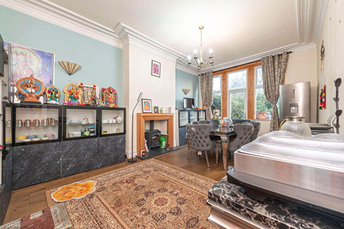 5 Bedroom Semi-Detached House For Sale In Morritt Avenue, Leeds, LS15