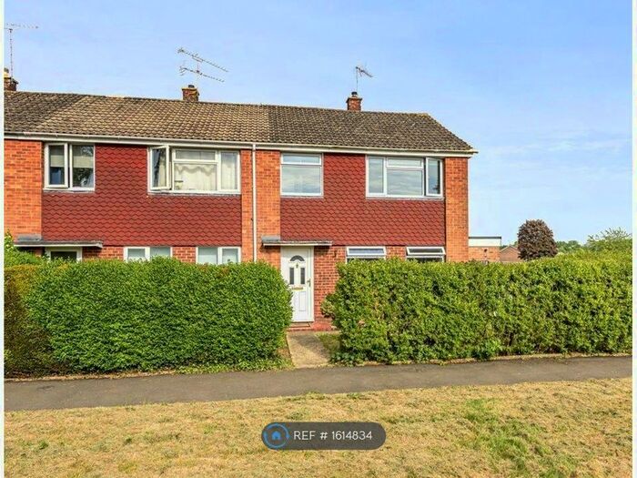 4 Bedroom Semi-Detached House To Rent In Kinver Close, Romsey, SO51