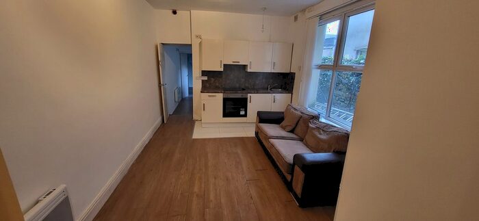 1 Bedroom Flat To Rent In Pen-Y-Lan Road, Cardiff, CF24