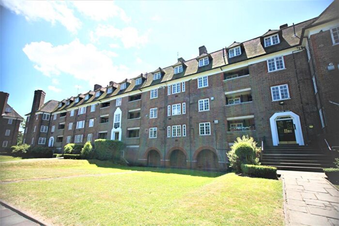 3 Bedroom Flat To Rent In Lyttelton Court, Lyttelton Road, Hampstead Garden Suburb, N2