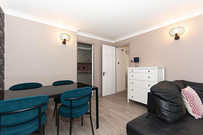 2 Bedroom Flat To Rent In Falcon Road, Battersea, SW11