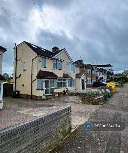 4 Bedroom Semi-Detached House To Rent In Auckland Road, Potters Bar, EN6