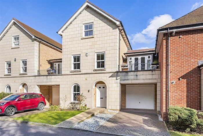 4 Bedroom Town House For Sale In Reservoir Crescent, Reading, RG1
