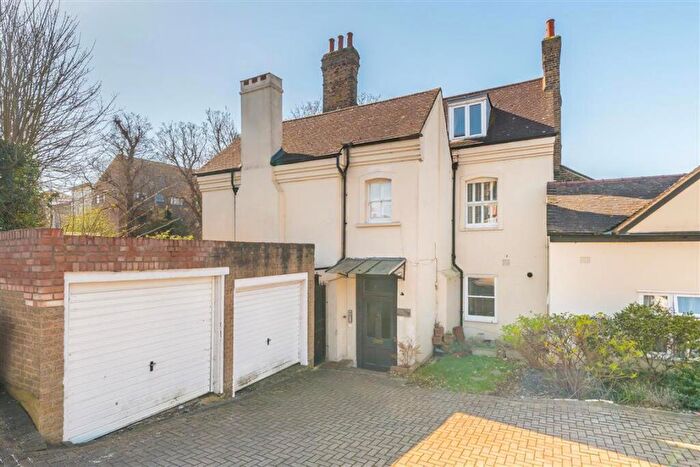 3 Bedroom Flat For Sale In Charlton Church Lane, Charlton, SE7