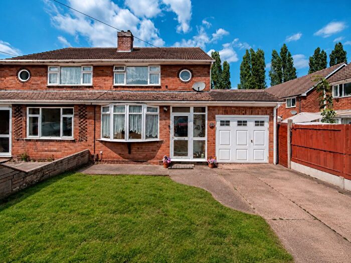 3 Bedroom Semi-detached House For Sale In Eileen Gardens, Kingshurst, B37