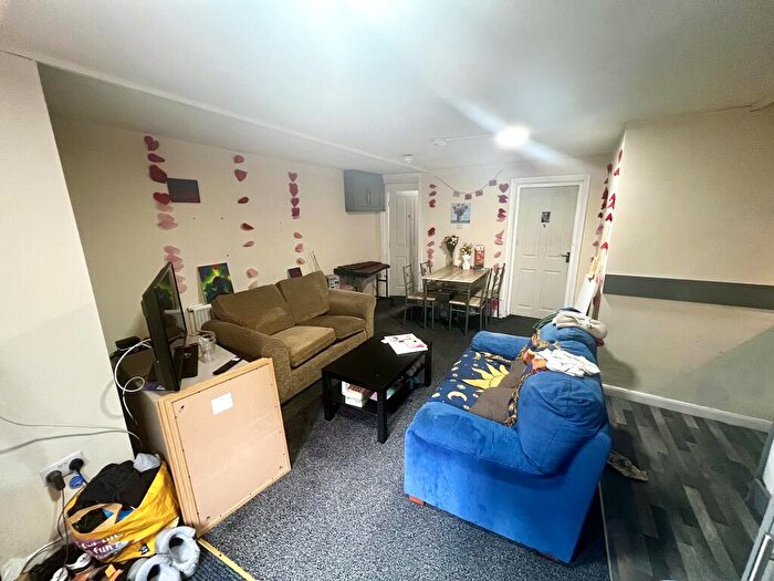 4 Bedroom Flat To Rent In Grosvenor Road, Hyde Park, Leeds, LS6
