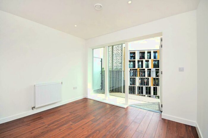 1 Bedroom Flat To Rent In Atkins Square, Hackney Downs, London, E8