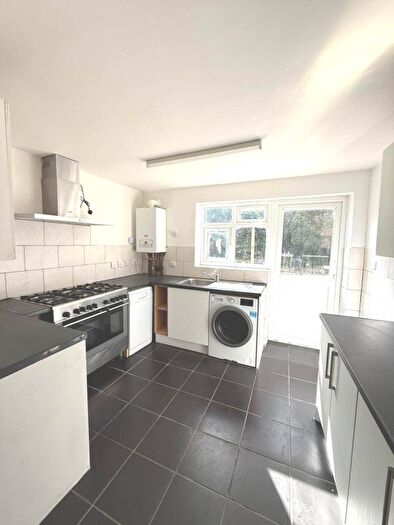 5 Bedroom Terraced House To Rent In New Peachey Lane, Uxbridge, UB8