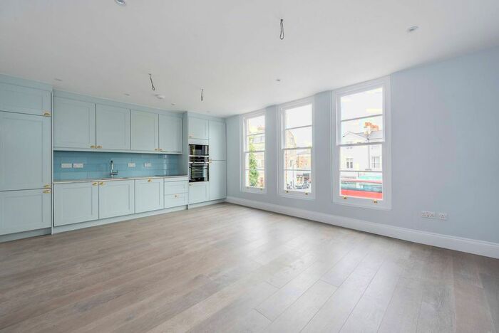 2 Bedroom Flat To Rent In Goldhwak Road, Shepherd's Bush, London, W12
