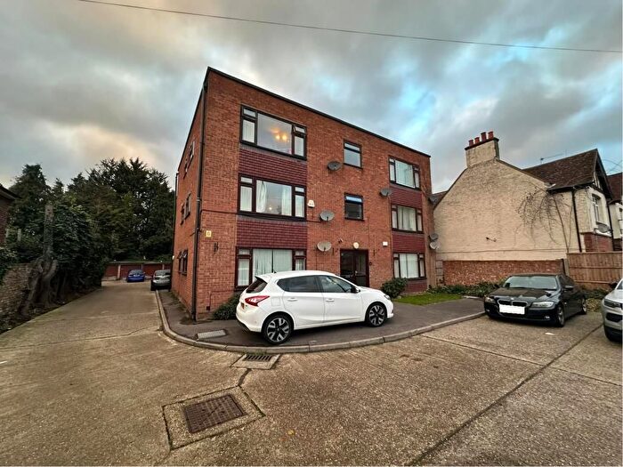 2 Bedroom Flat To Rent In Slough, Berkshire, SL1