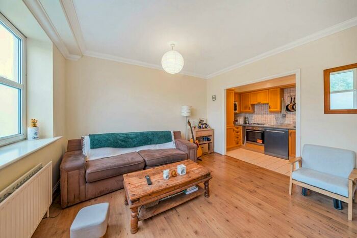 2 Bedroom Flat To Rent In Imperial Court, Kennington, London, SE11