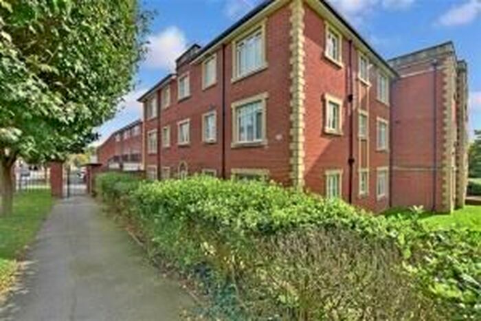 2 Bedroom Flat To Rent In Reed Drive, Redhill, RH1