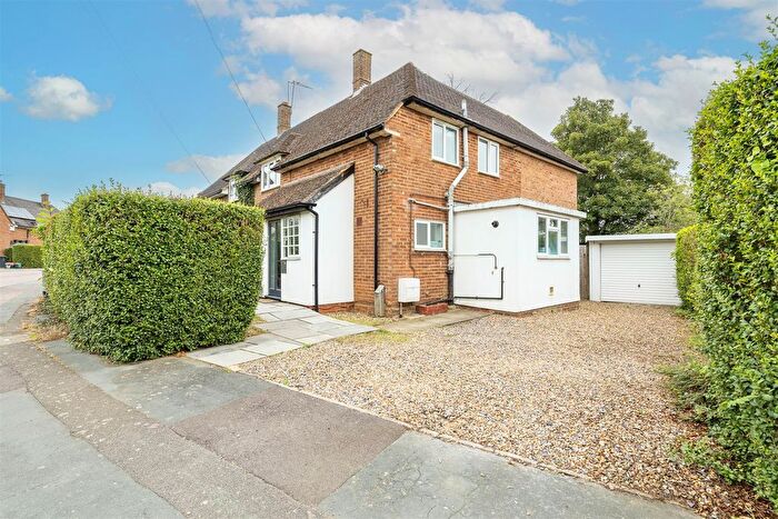 3 Bedroom Semi-Detached House For Sale In Holcroft Road, Harpenden, AL5