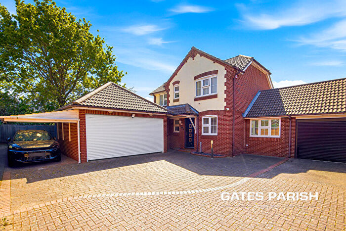 4 Bedroom Link Detached House For Sale In Mallinson Close, Hornchurch, RM12