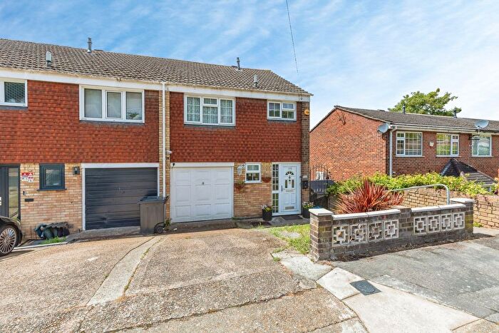 3 Bedroom End Terrace House For Sale In Beacon Road, Chatham, Kent, ME5