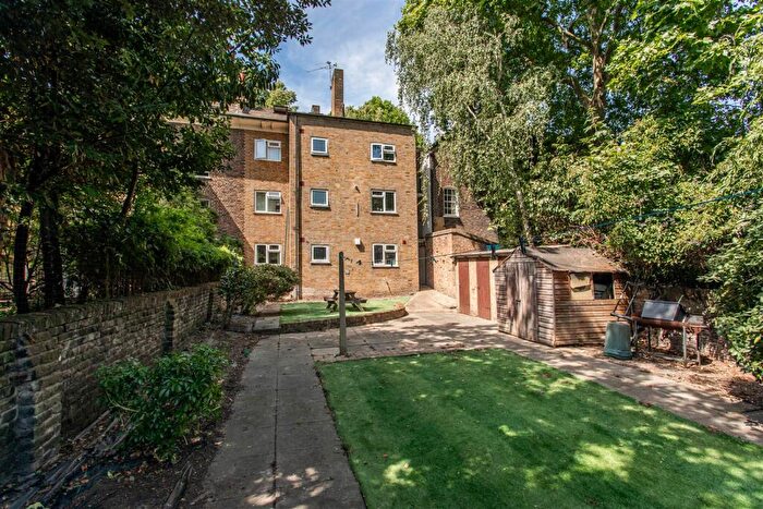 2 Bedroom Flat For Sale In Rhondda Grove, Mile End, E3