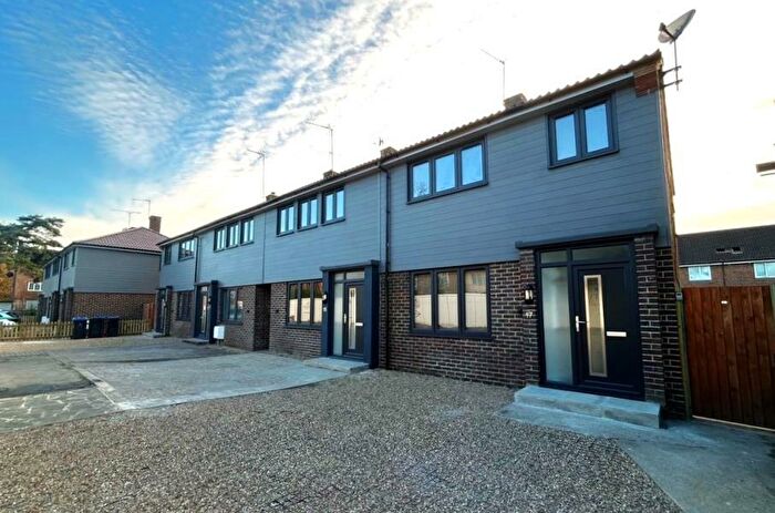 3 Bedroom End Of Terrace House To Rent In Woking, Surrey, GU21